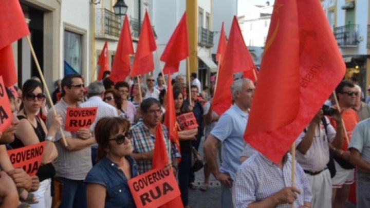 Évora: Centenas saíram à rua a exigir eleições antecipadas