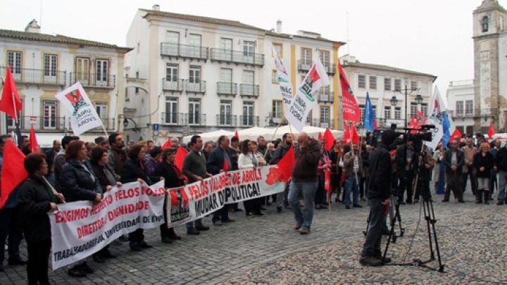 Caminhada em Évora contra o ataque aos direitos, liberdades e garantias laborais e sociais