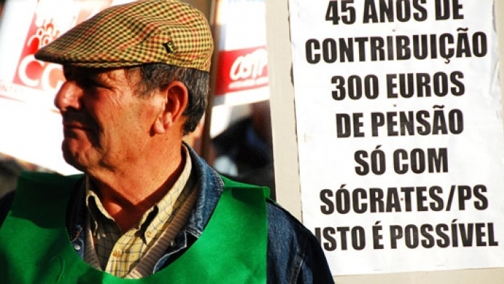Acção do PCP junto dos Reformados - «Reformados exigem respeito e justiça social»