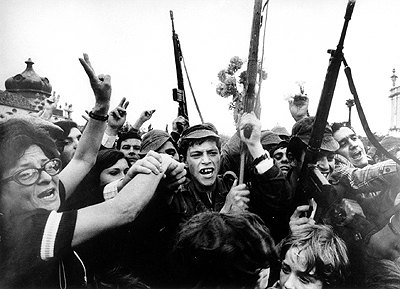 Povo e militares celebram o fim da ditadura