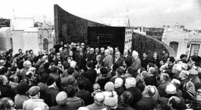 Foto: Lisboa &ndash; 1&ordm; anivers&aacute;rio da traslada&ccedil;&atilde;o dos corpos  dos mortos no campo,  com Jo&atilde;o Faria Borda, antigo preso a falar &agrave; multid&atilde;o presente, no Memorial aos mortos no Campo do Tarrafal, erguido no Cemit&eacute;rio do Alto de S.Jo&atilde;o.
