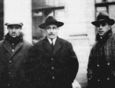 Bento Gonçalves (esquerda) com Silvino Ferreira (centro) e João Pedro dos Santos na delegação de operários arsenalistas que em 1927 se deslocou a Moscovo para participar no Congresso dos Amigos da URSS