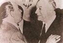 Humberto Delgado e Arlindo Vicente no momento da assinatura do acordo das duas candidaturas em 1958 que materializou a unificação em torno da candidatura de Humberto Delgado