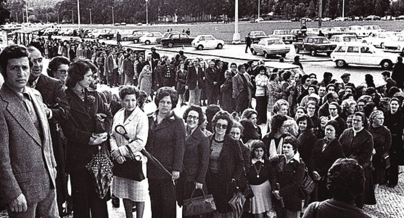 Fila para o voto nas primeiras eleições após o 25 de Abril (1975), que contaram com uma grande participação de mulheres