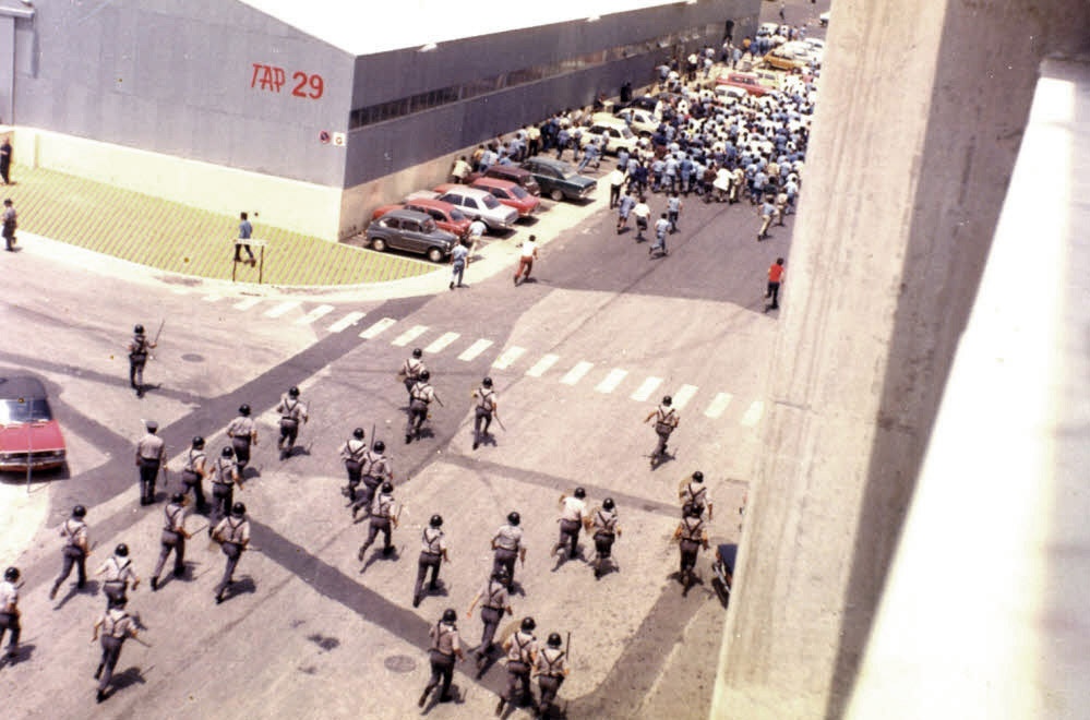 Greve dos trabalhadores da TAP reprimida pela polícia de choque a 12 de Julho de 1973