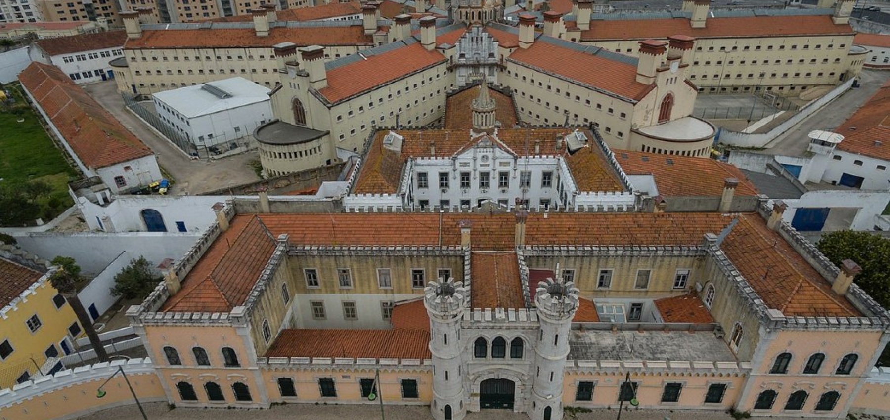 Sobre a situação vivida no sistema prisional e de reinserção social