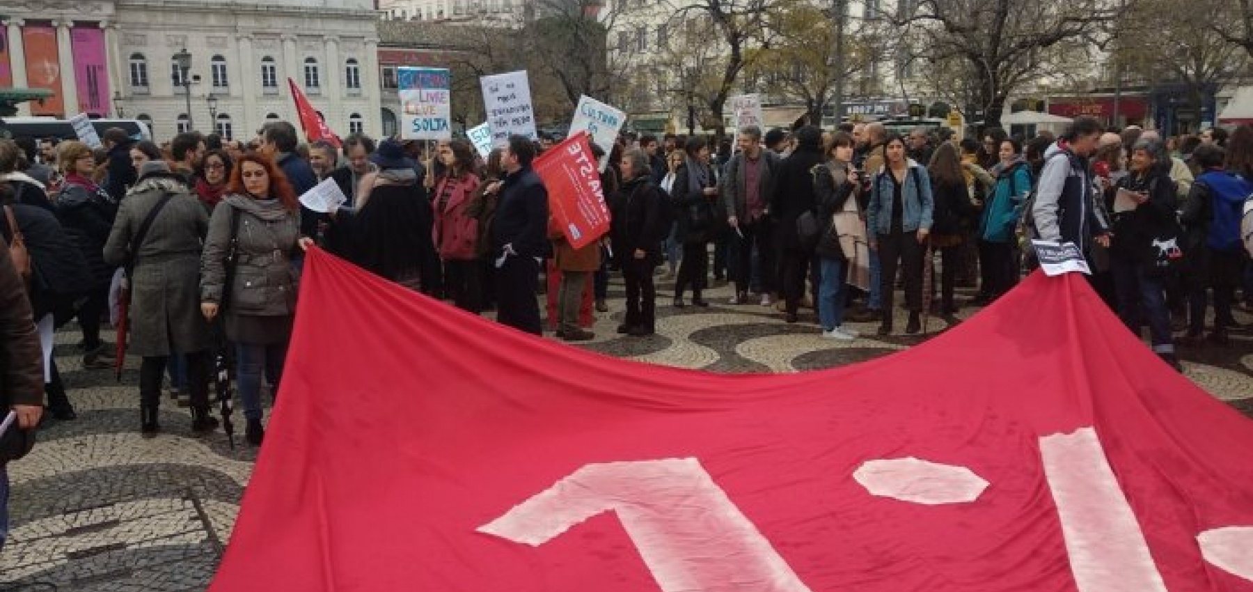 Sobre o apoio às artes e o Estatuto dos Profissionais da Área da Cultura e os atrasos nos concursos da DGArtes de Apoio a Projetos Artísticos