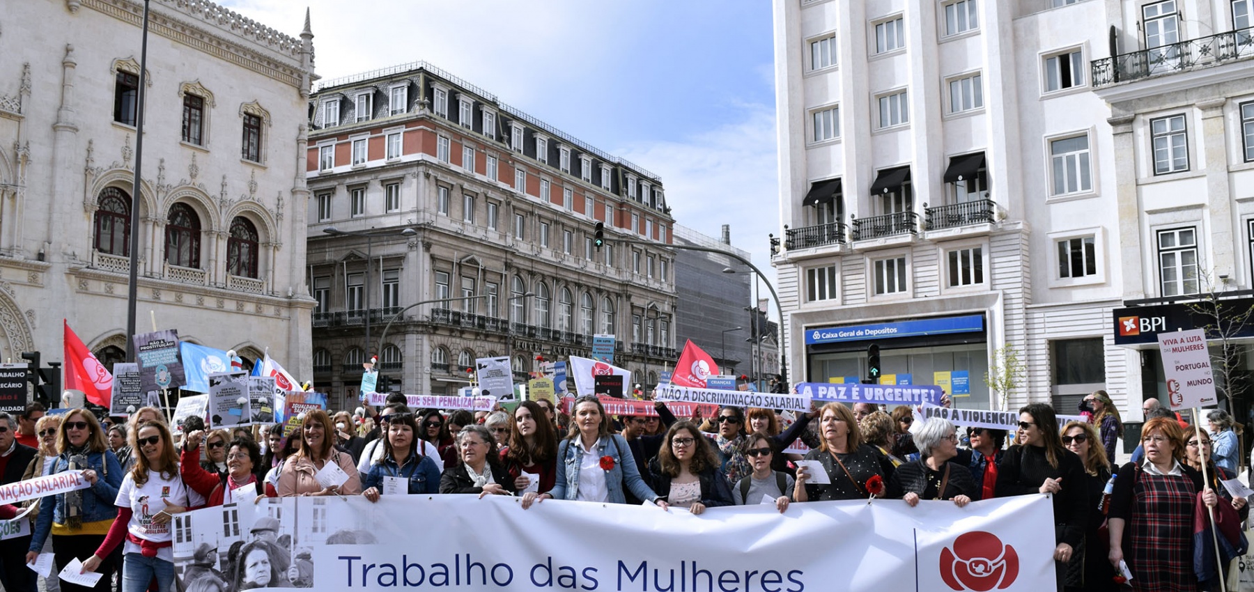 National Demonstration of Women promoted by Democratic Women's Movement (MDM)
