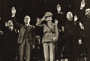 Ao lado de Óscar Carmona e Carneiro Pacheco, Salazar faz a saudação nazi