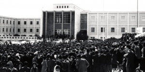 Plenário de estudantes junto à Reitoria na Cidade Universitária de Lisboa, em 1962