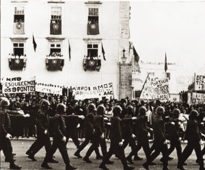 Manifestação de estudantes de Coimbra protestando contra o Presidente da República, Américo Tomás, à sua chegada (Abril de 1969)