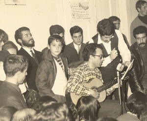 Sessão de música de intervenção: José Afonso no Barreiro, na Casa dos Corticeiros, em 1969 (ao centro)