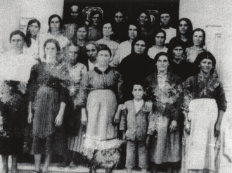 Familiares dos presos da Marinha Grande numa manifestação junto ao Governo Civil de Leiria em 1935, pedindo a sua libertação