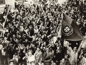 Manifestação celebra em Lisboa a vitória da coligação anti-hitleriana. Impedidos de arvorar a bandeira da URSS, alguns manifestantes erguem simbolicamente os paus nus