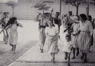 Cena de repressão sobre mulheres de operários da CUF em greve em Lisboa, em 1943