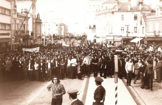 Participantes no III Congresso da Oposição Democrática em Aveiro, 1973, saem à rua em manifestação que foi fortemente reprimida pela polícia