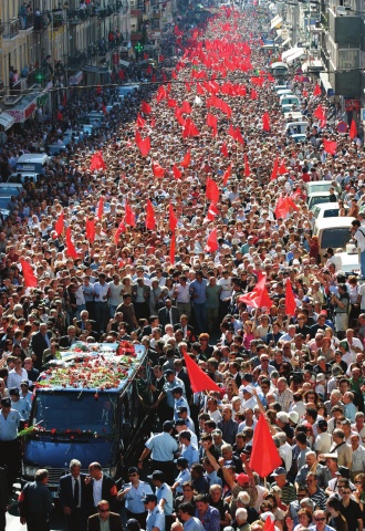 Grandiosa homenagem a Álvaro Cunhal, no seu funeral, a 15 de Junho de 2005, com a participação de centenas de milhares de pessoas: dos comunistas, dos democratas e patriotas, dos trabalhadores e do povo, a quem Álvaro Cunhal dedicou a sua vida