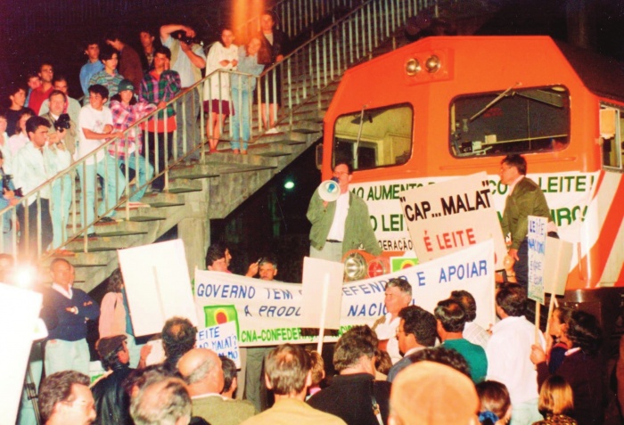 Protesto da CNA na estação ferroviária de Pampilhosa do Botão no dia 7 de Maio de 1994 contra a importação de leite