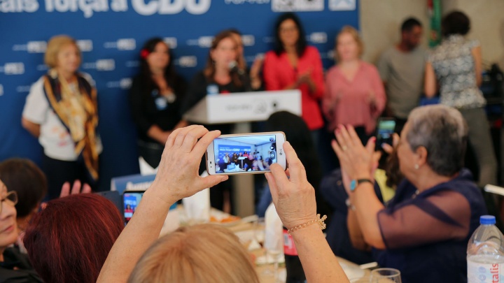 Promover o reforço da participação social e política das mulheres