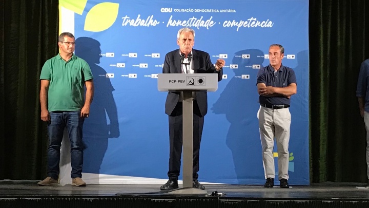 «A CDU é diferente. Não prometemos em vão para daí tirar vantagem eleitoral. Não difamamos, nem mentimos»