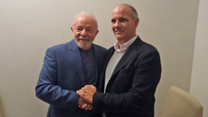 Paulo Raimundo greets Lula da Silva on his visit to Lisbon