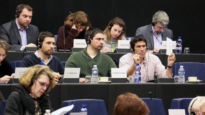 Deputados do PCP contra a diminuição da democracia, do pluralismo e da transparência no Parlamento Europeu