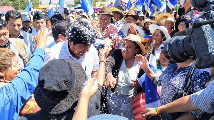 Jerónimo de Sousa congratulates Evo Morales