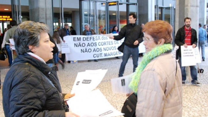 Utentes dos transportes contestam política do Governo