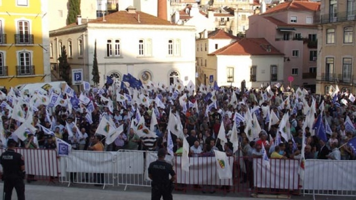 Profissionais das forças de segurança em luta 