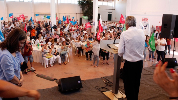 A gratuitidade dos manuais escolares deve abranger toda a escolaridade obrigatória