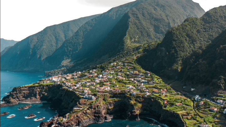 Para debater o direito à habitação e o futuro da Política de Coesão - João Oliveira visita a Madeira