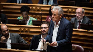 «Estamos perante um programa vago e abrangente elaborado para não se comprometer em concreto com as opções políticas que nas diversas áreas se impõem»