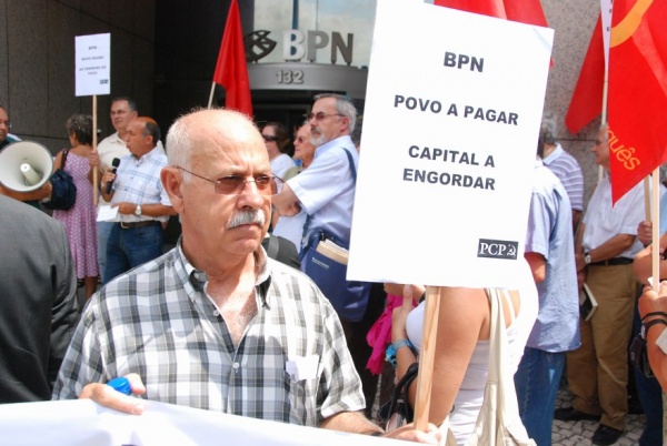 Concentração de protesto em frente à sede do BPN