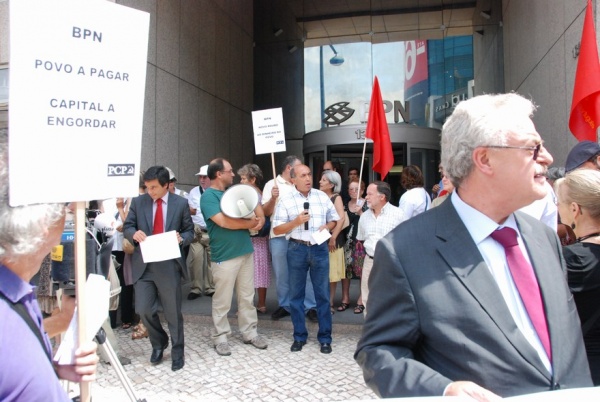 Concentração de protesto em frente à sede do BPN