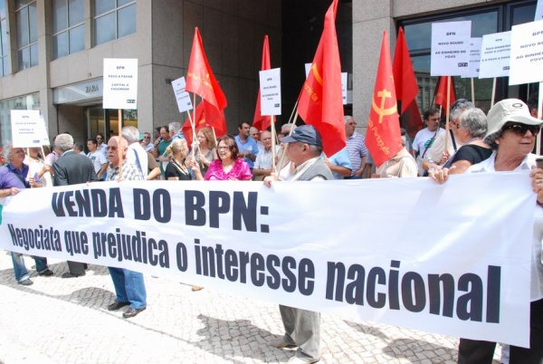 Concentração de protesto em frente à sede do BPN