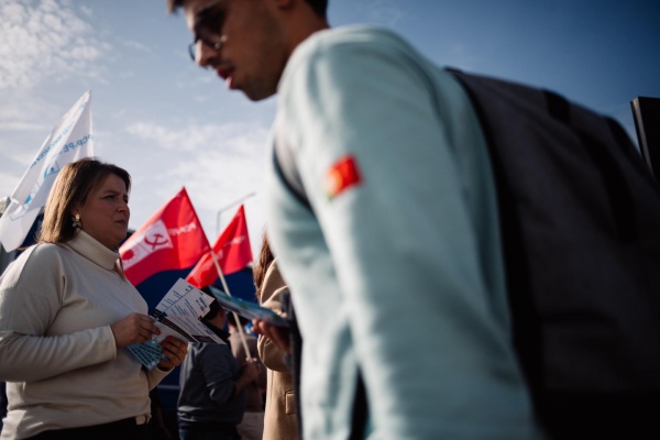 Contacto com os trabalhadores da OGMA