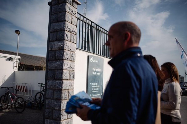 Contacto com os trabalhadores da OGMA