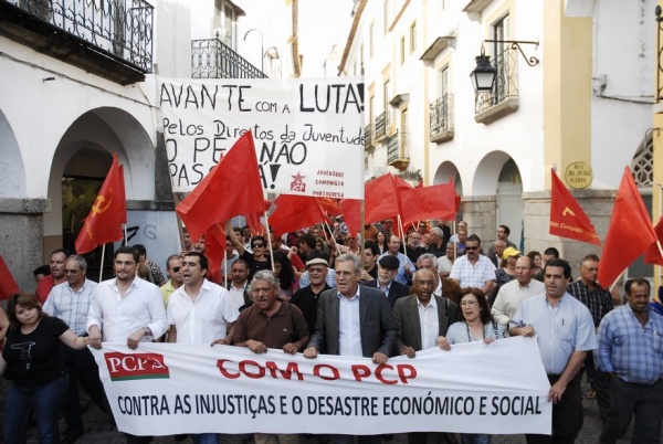 Desfile em Évora com o PCP na rua contra as injustiças e o desastre económico e social