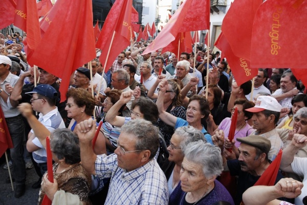 Desfile em Évora com o PCP na rua contra as injustiças e o desastre económico e social