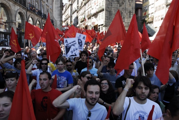 Desfile no Porto "Contra as injustiças e o desastre económico e social"