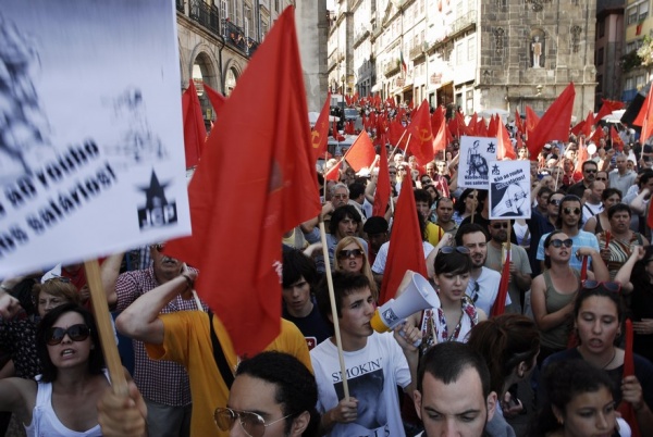 Desfile no Porto "Contra as injustiças e o desastre económico e social"