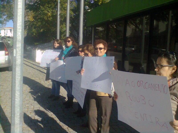 Protesto no Centro Distrital da Segurança Social de Évora