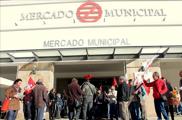Trabalhadores entram no Mercado de Faro em protesto contra o Orçamento do Estado
