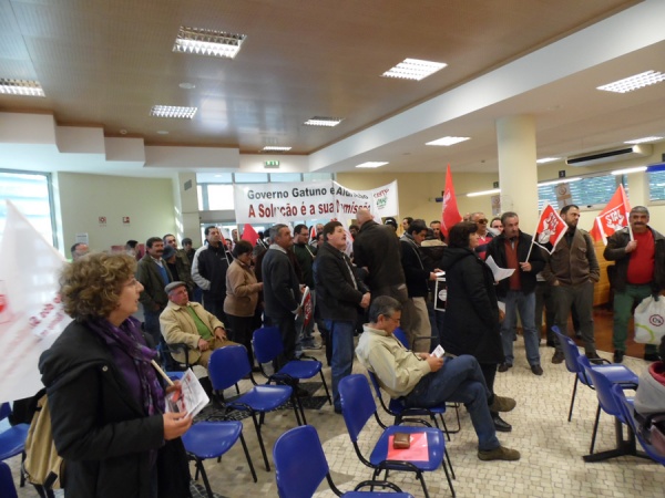 População entra no edifício da Segurança Social reafirmando a necessidade da urgência da demissão do governo