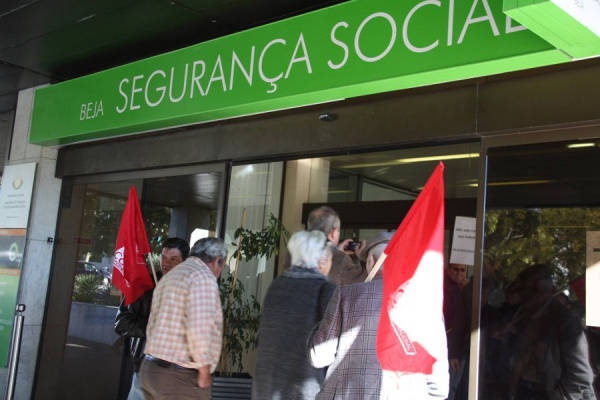 Reformados em Beja entram nas instalações da Segurança Social em protesto contra o corte nas reformas e pensões