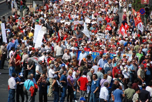 Mais de 300 mil contra a política de direita