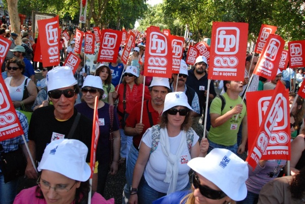 Mais de 300 mil contra a política de direita