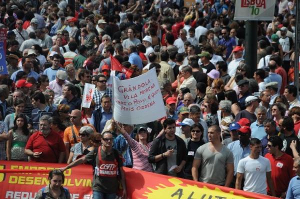 Mais de 300 mil contra a política de direita