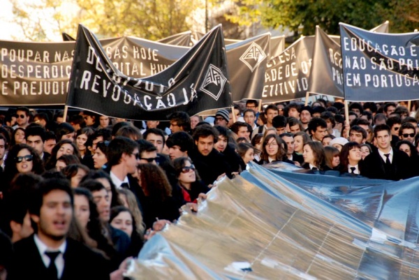 Mais de 7000 estudantes do ensino superior manifestam-se em Lisboa