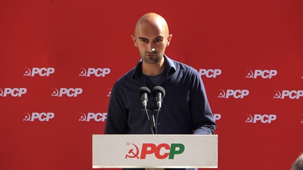 Tribuna Pública «Pelo direito à Habitação. Baixar as prestações ao banco e as rendas»